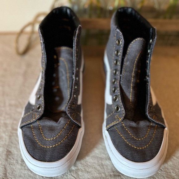 VANS Sk8-Hi Overwashed Shoes
Mens 4, Women’s 5.5. Dark gray canvas. Unisex - Picture 4 of 9